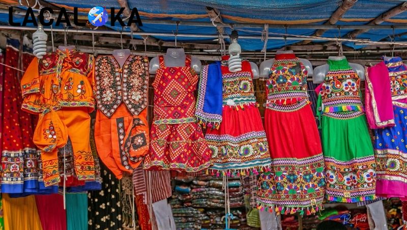 Những chiếc váy sặc sỡ sắc màu tại chợ phiên Hà Giang ở Đồng Văn