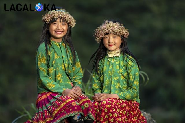 Nụ cười hồn nhiên của hai em bé người Mông ở Hà Giang