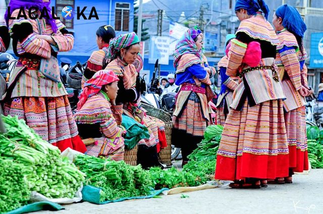 Người dân trao đổi hàng hóa tại chợ phiên Hoàng Su Phì