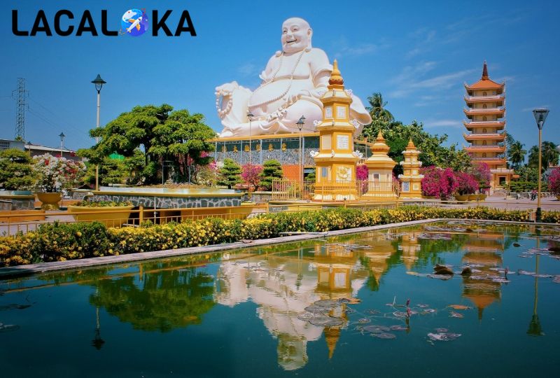 Tượng Phật Di Lặc nặng 250 tấn sững sừng giữa khuôn viên chùa