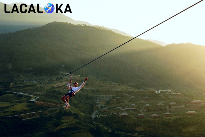 Trải nghiệm đu zipline thu hút nhiều bạn trẻ tham gia